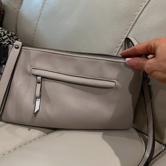 Jessica Simpson 3-D Floral Crossbody Bag – Light Taupe pre owned with flaw - Picture 7 of 7